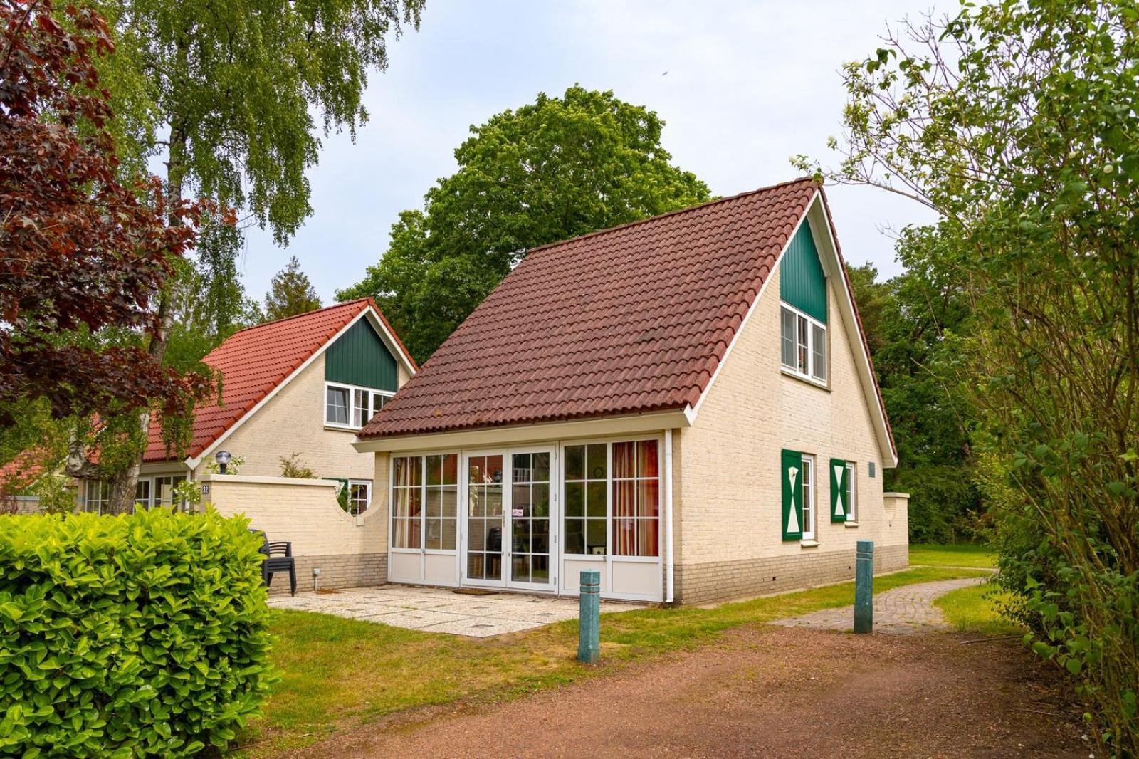 Bungalow - 6 Personen Gelegen In De Nabije Omgeving Van Avonturenpark Hellendoorn En De Prachtige Sallandse Heuvelrug En Eelerberg Exterior foto